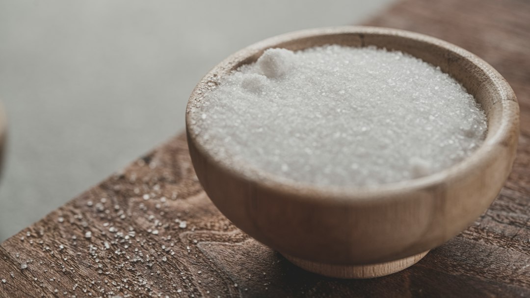 Natürliches Meersalz in groben Kristallen